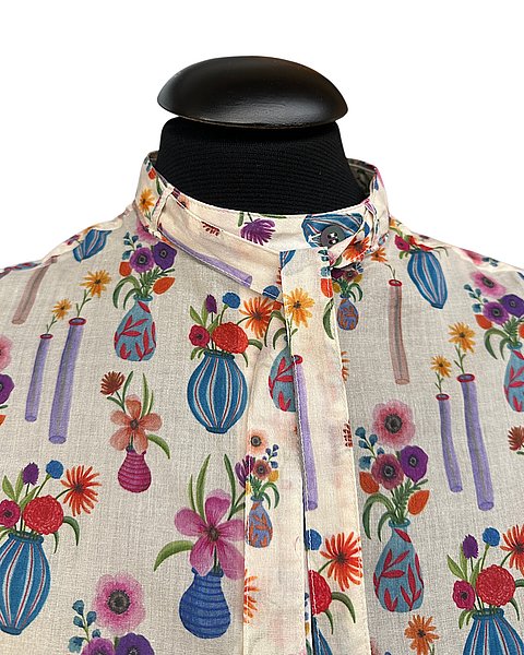 Bluse in Creme mit Blumenvasen-Print & Stehkragen mit Bindeband