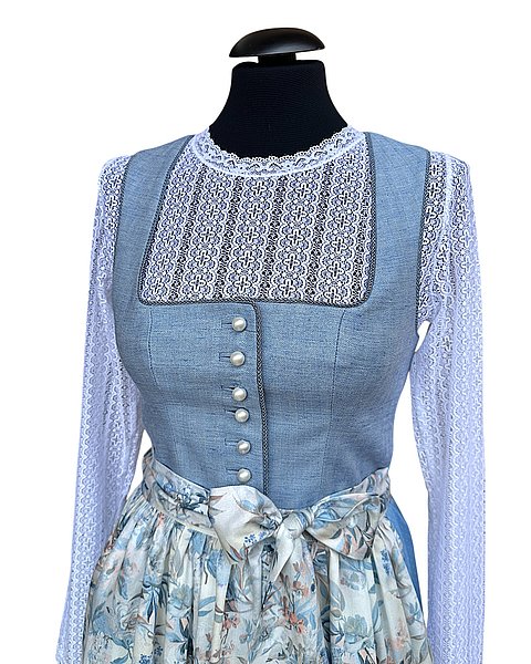 Märchenhaftes Dirndl in hellblau