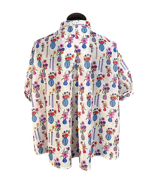 Bluse in Creme mit Blumenvasen-Print & Stehkragen mit Bindeband