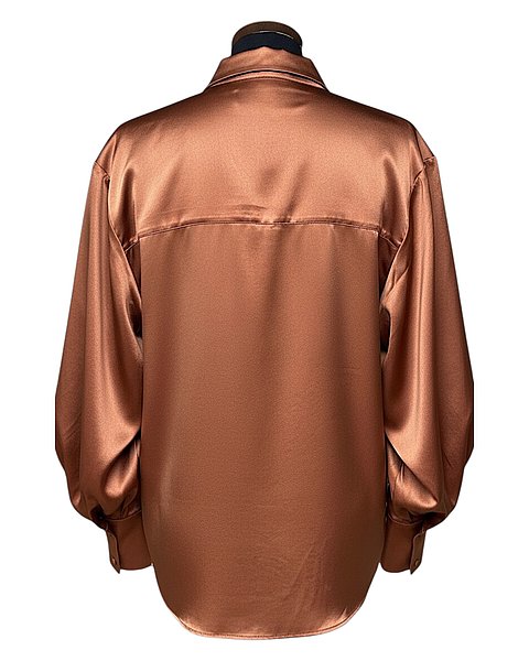 Raffinata camicia in seta in un'elegante tonalità cognac