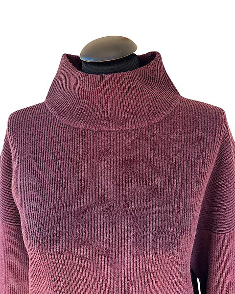 Elegant ribbed knit sweater in aubergine 