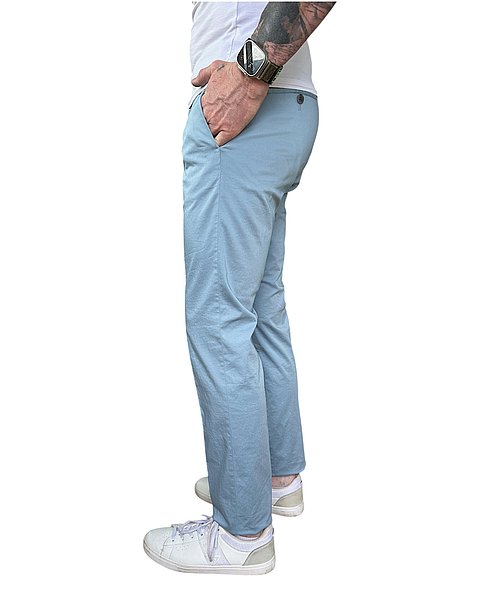 Chino alla moda in azzurro chiaro
