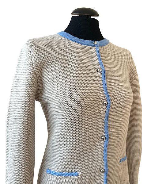 Trachten-Strickjacke in creme und hellblau