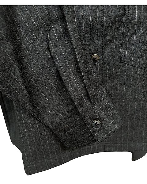 Camicia grigia a righe gessate dalla moderna linea boxy 