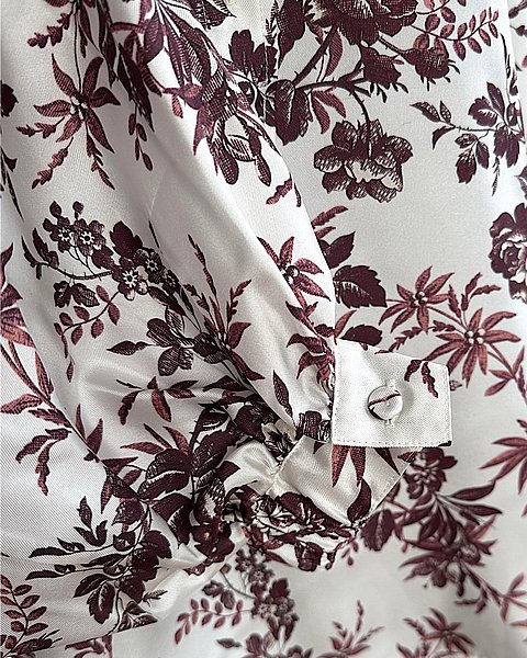 Seidenbluse in weiß mit floralem Muster in burgundrot