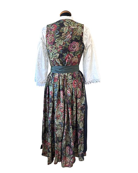 Romantisches Dirndl mit Allover-Blumen und passender Schürze