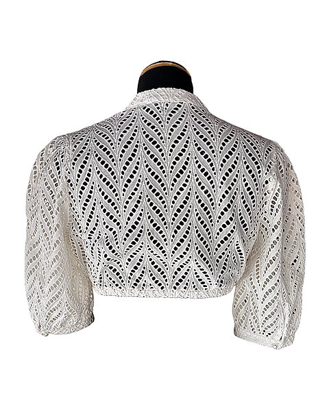 Moderne, elegante Dirndlbluse mit Lochmuster in ecru
