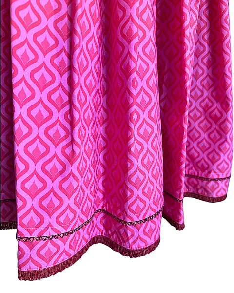 Erfrischendes Midi-Dirndl in Fuchsia mit passender Schürze