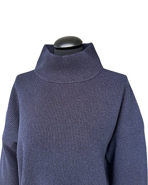 Elegant ribbed knit sweater in dark blue 