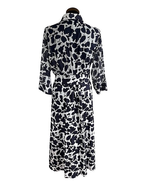 Hemdblusenkleid mit abstraktem Blumenmuster in Weiß-Dunkelblau