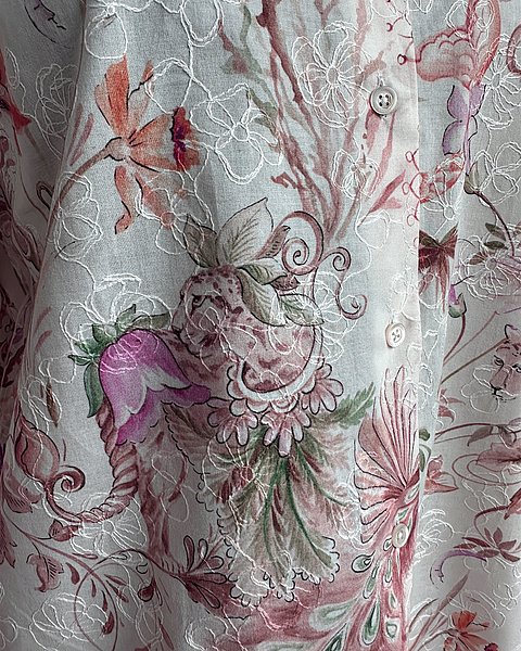 Blusa romantica con ricamo floreale e collo alla coreana in bianco-beige