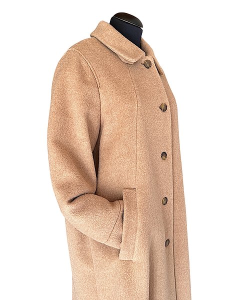 Raffinato cappotto chiaro in lana, cammello e alpaca 