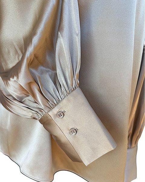 Edle Seidenbluse in Sandfarbe