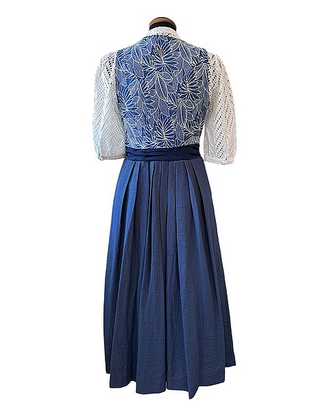 Modernes Midi-Dirndl in Jeansoptik mit feinem Blättermuster und passender Schürze