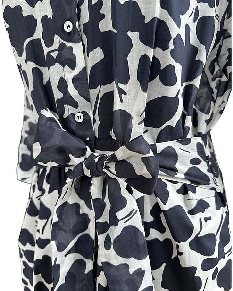 Hemdblusenkleid mit abstraktem Blumenmuster in Weiß-Dunkelblau