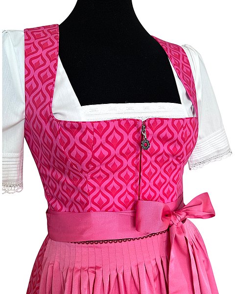 Erfrischendes Midi-Dirndl in Fuchsia mit passender Schürze