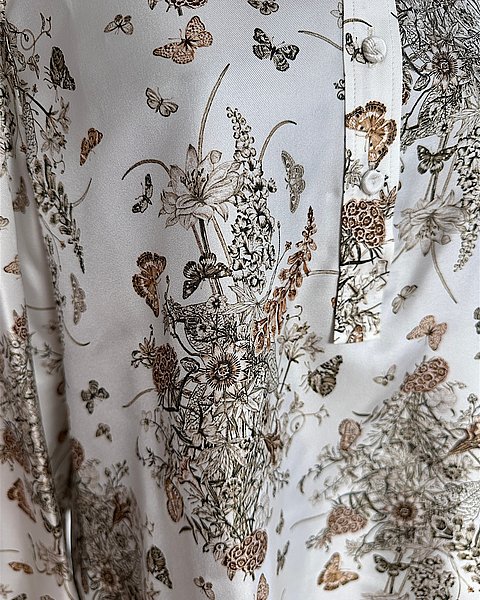Romantische Seidenbluse mit filigranem Allover-Print