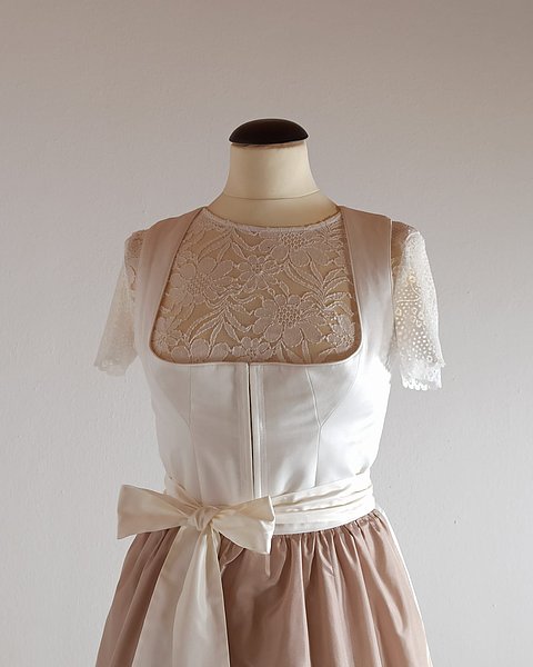 Traumhaftes, reinweisses Hochzeitsdirndl in Midi-Länge
