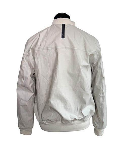 Moderne Bomberjacke in einem sehr hellen Beigeton