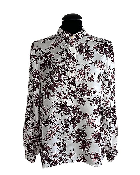Seidenbluse in weiß mit floralem Muster in burgundrot