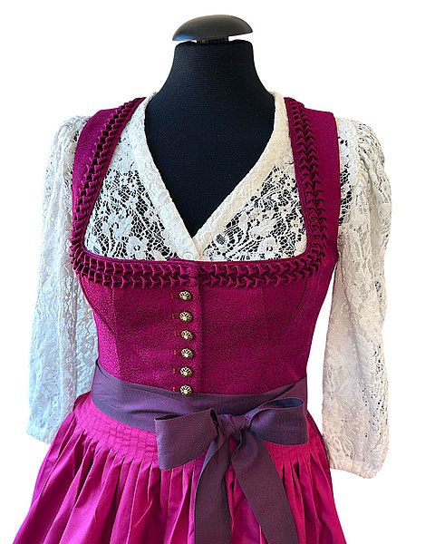 Wunderschönes, langes Dirndl in Himbeere mit passender Schürze