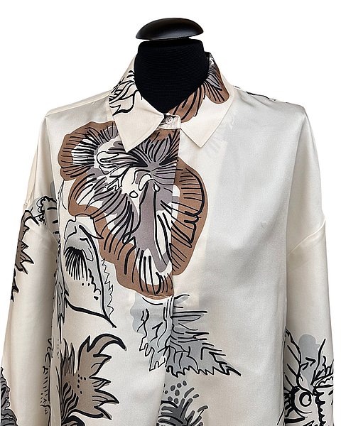 Seidenbluse in Champagner mit floralem Print & klassischem Kragen
