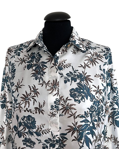 Seidenbluse in weiß mit floralem Allover-Muster in petrol/braun