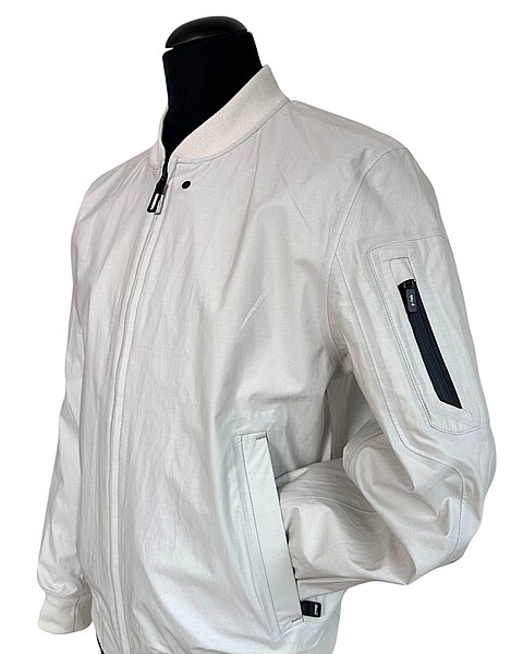 Moderne Bomberjacke in einem sehr hellen Beigeton