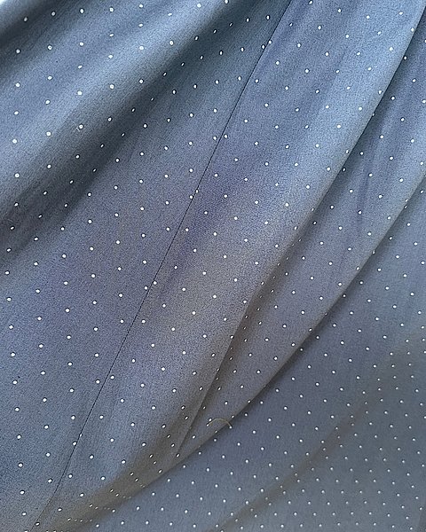 Dirndl tradizionale in lino blu scuro con motivo a pois bianchi