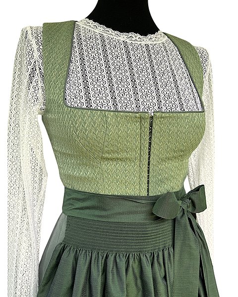 Modernes, stilvolles Dirndl in verschiedenen Grüntönen
