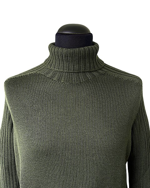 Elegant dark green roll-neck sweater 