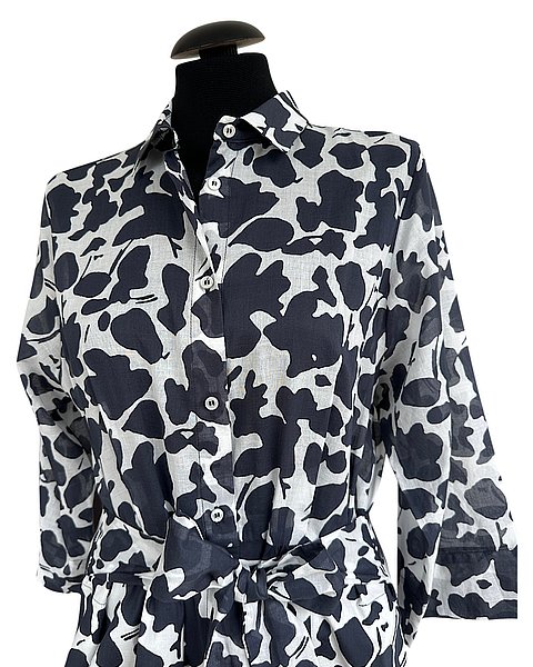 Hemdblusenkleid mit abstraktem Blumenmuster in Weiß-Dunkelblau