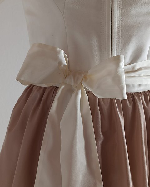 Traumhaftes, reinweisses Hochzeitsdirndl in Midi-Länge