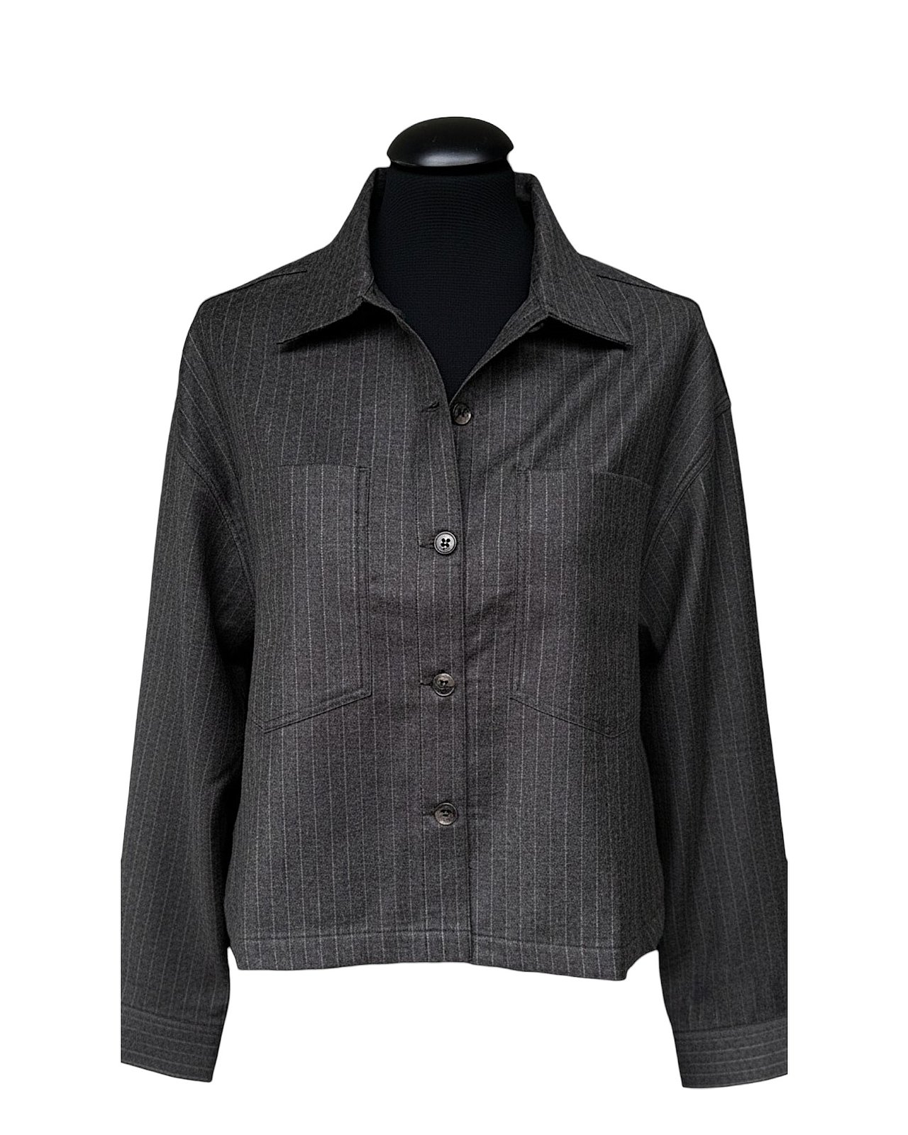 Camicia grigia a righe gessate dalla moderna linea boxy 