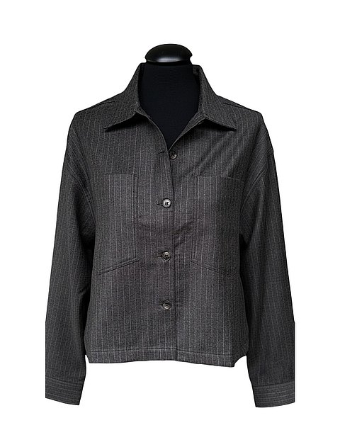Camicia grigia a righe gessate dalla moderna linea boxy