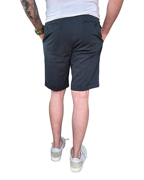 Stylische Bermuda mit Bundfalte, dunkelblau
