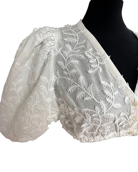 Elegante camicetta da Dirndl con ricamo floreale, bianca