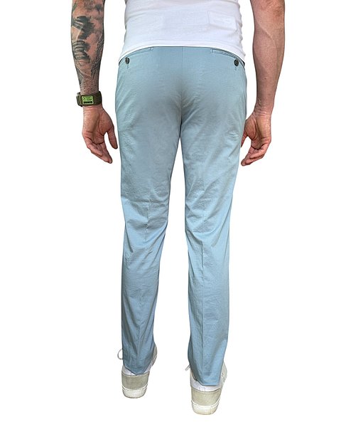 Chino alla moda in azzurro chiaro