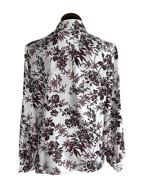 Seidenbluse in weiß mit floralem Muster in burgundrot