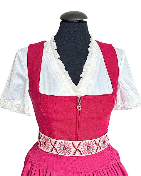 Wunderschönes, rotes Dirndl in Midi-Länge