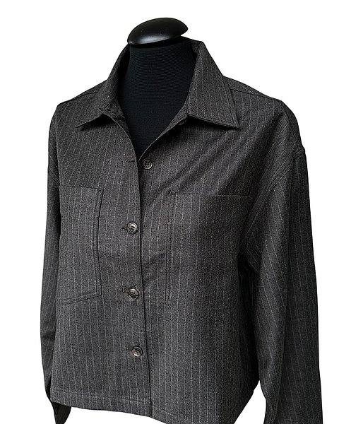 Camicia grigia a righe gessate dalla moderna linea boxy 