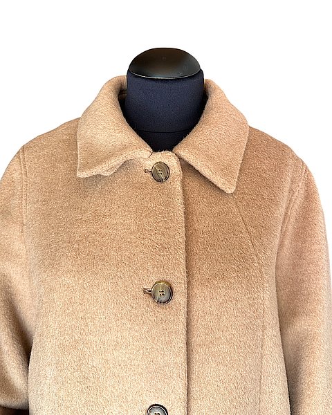 Raffinato cappotto chiaro in lana, cammello e alpaca 