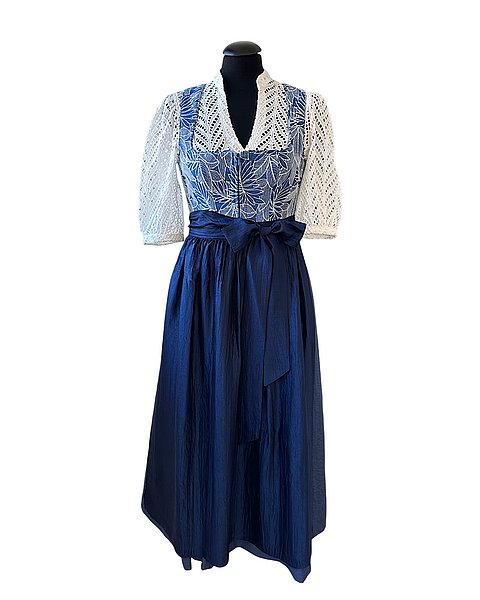 Modernes Midi-Dirndl in Jeansoptik mit feinem Blättermuster und passender Schürze