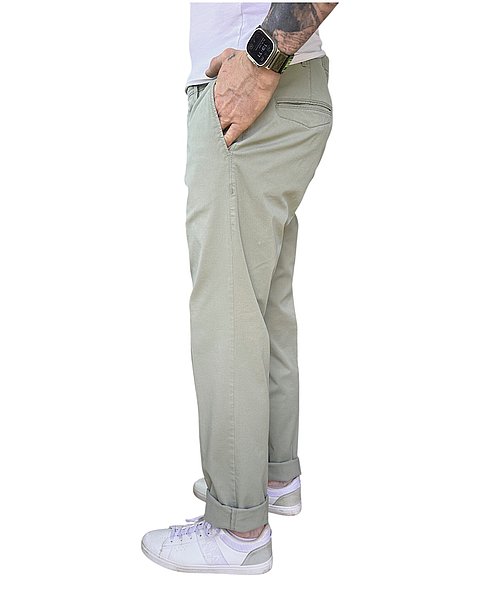 Chino alla moda in verde oliva chiaro 