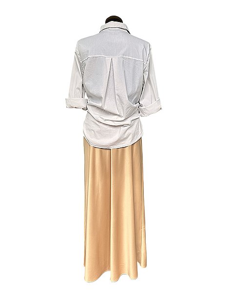 Eleganter Satinrock in Midi-Länge in warmen Beige