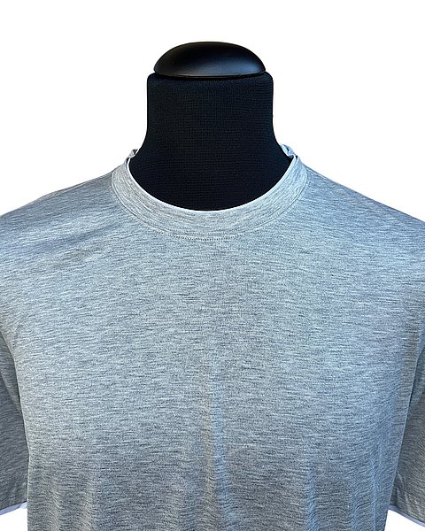 Hellgraues T-Shirt aus Seide-Baumwolle mit Kontrastdetails