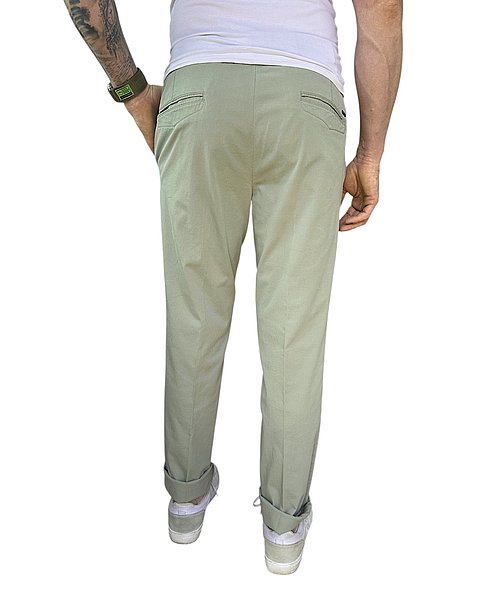 Chino alla moda in verde oliva chiaro 