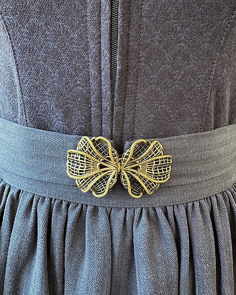 Elegantes Midi-Dirndl in Dunkelblau mit feiner Musterung