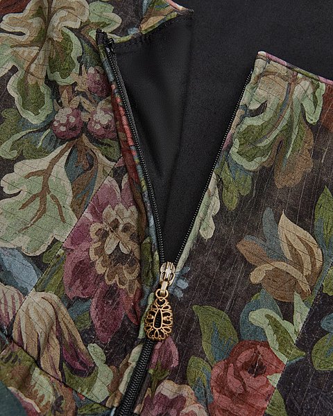 Romantisches Dirndl mit Allover-Blumen und passender Schürze