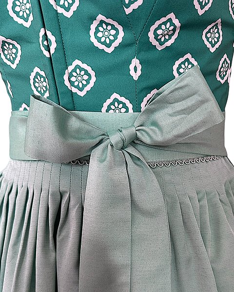 Verspieltes Midi-Dirndl in Petrol mit passender Schürze